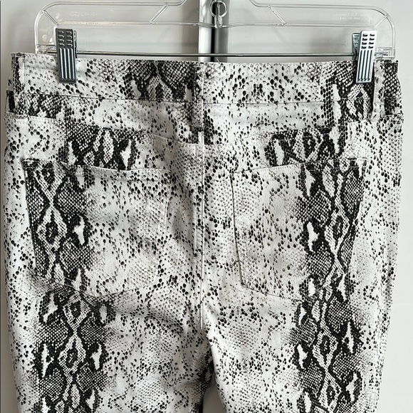 ASHLEY MASON NWOT Snakeskin Print Mid Rise Cropped Flared Denim Jeans, Size 11 - Picture 6 of 9